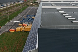 Parasol fotovoltaico, protecci&oacute;n a la intemperie y producci&oacute;n de energ&iacute;a solar