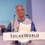 SolarWorld concede el Premio Einstein al Nobel de la Paz Muhammad Yunus por su fomento de la energía solar en el Tercer Mundo