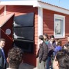 Casas de madera frente al recibo de la luz