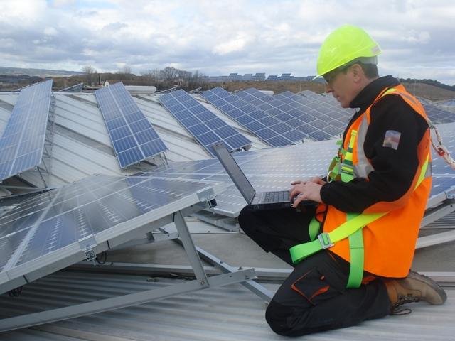 Parques Solares de Navarra lleva la energía solar a la Universidad