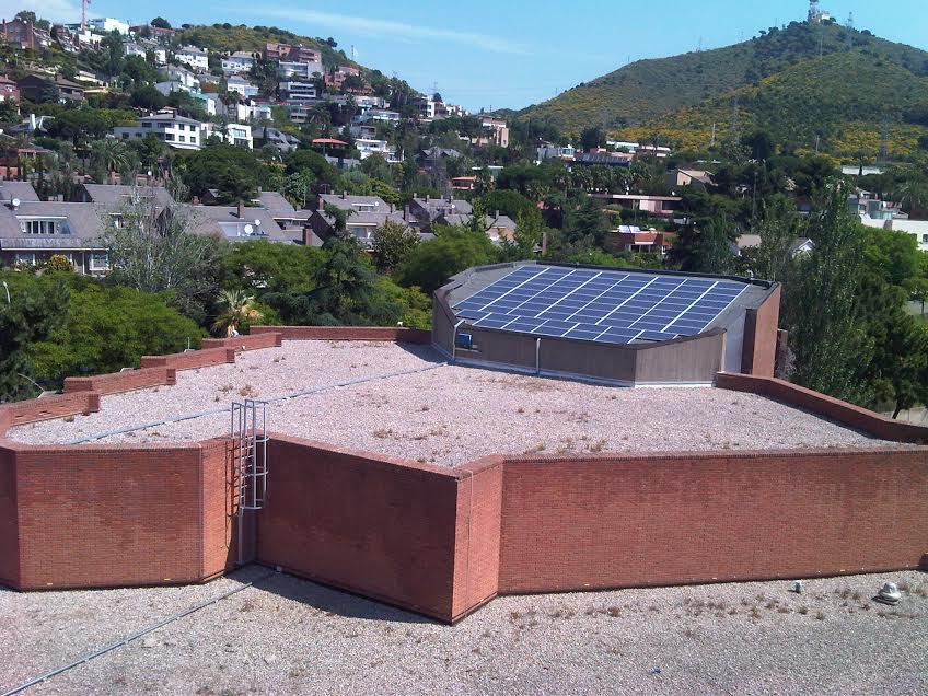 Un colegio de Barcelona se une al cambio de modelo energético con una instalación de autoconsumo en su tejado