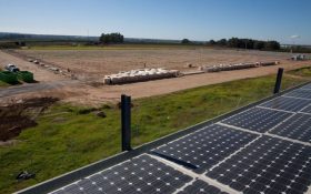 Se instalan las placas solares de la primera planta fotovoltaica de autoconsumo colectivo que se construye en Sevilla sin primas ni subvenciones
