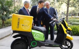CORREOS incorpora a su flota 100 motos eléctricas Scutum