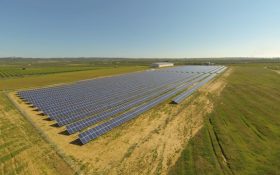 Dos mil personas completan la primera planta solar colectiva con dos millones de euros de inversión