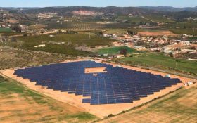 Som Energia pone en funcionamiento una planta solar que generará la electricidad de 1.370 hogares