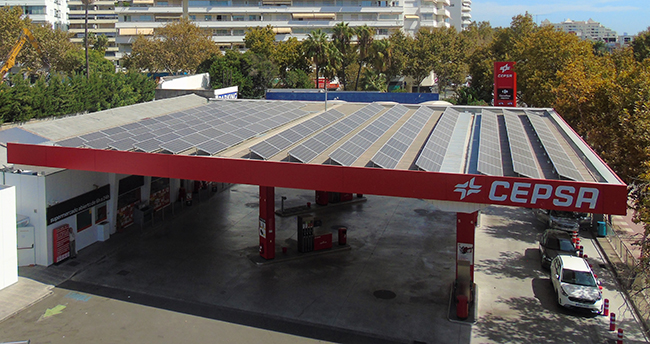 Cepsa comienza la instalación de paneles solares en sus estaciones de servicio