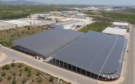 Se reinician las obras de la nave con instalación fotovoltaica que albergará el nuevo centro logístico de la empresa cerámica Iberoclays