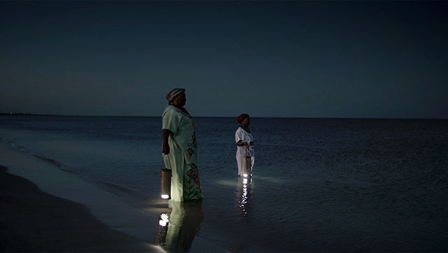 Un diseñador formado en la CEU UCH crea una lámpara que genera luz durante 45 días con solo medio litro de agua salada 