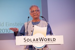 SolarWorld concede el Premio Einstein al Nobel de la Paz Muhammad Yunus por su fomento de la energía solar en el Tercer Mundo