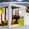 ISER Energías Renovables presenta su oferta de servicios para gestión energética eficiente en un stand de mobiliario ecológico en Los Ángeles