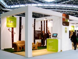 ISER Energías Renovables presenta su oferta de servicios para gestión energética eficiente en un stand de mobiliario ecológico en Los Ángeles