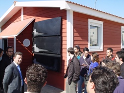 Casas de madera frente al recibo de la luz