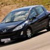 Victoria para un Peugeot 308 HDI y un Tesla Roadster en la tercera carrera de conducción eficiente ECOseries 2011, celebrada en el Circuito de Calafat