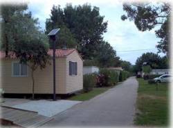 Camping iluminado con Farolas Solares