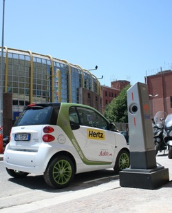 Hertz Italia lanza el vehículo eléctrico Smart Fortwo para los clientes de ITALO-NTV en Roma