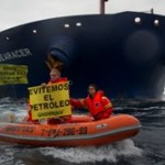 Activistar de GREENPEACE muestran que otro Prestige es posible en Bilbao ante un petrolero