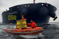 Activistar de GREENPEACE muestran que otro Prestige es posible en Bilbao ante un petrolero