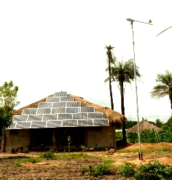SMA Ibérica dona inversores fotovoltaicos a una instalación aislada híbrida en Gambia